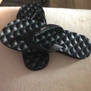 Reef - barely worn quilted foot bed flip flops
